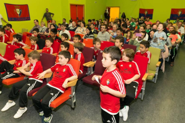 Los jugadores Roberto Torres y Antonio Otegui estuvieron con los alumnos del colegio Griseras y acudieron al centro cívico del barrio de Lourdes.