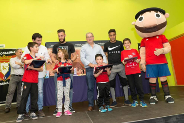 Los jugadores Roberto Torres y Antonio Otegui estuvieron con los alumnos del colegio Griseras y acudieron al centro cívico del barrio de Lourdes.