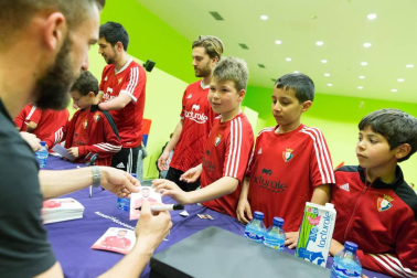 Los jugadores Roberto Torres y Antonio Otegui estuvieron con los alumnos del colegio Griseras y acudieron al centro cívico del barrio de Lourdes.