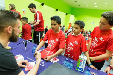 Los jugadores Roberto Torres y Antonio Otegui estuvieron con los alumnos del colegio Griseras y acudieron al centro cívico del barrio de Lourdes.