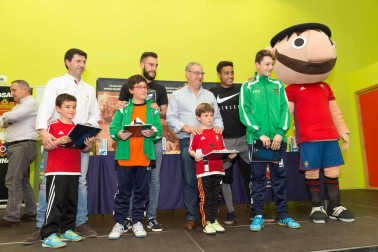 Los jugadores Roberto Torres y Antonio Otegui estuvieron con los alumnos del colegio Griseras y acudieron al centro cívico del barrio de Lourdes.