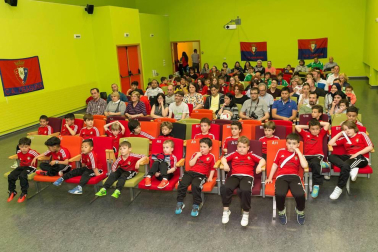 Los jugadores Roberto Torres y Antonio Otegui estuvieron con los alumnos del colegio Griseras y acudieron al centro cívico del barrio de Lourdes.