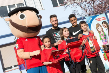 Los jugadores Roberto Torres y Antonio Otegui estuvieron con los alumnos del colegio Griseras y acudieron al centro cívico del barrio de Lourdes.