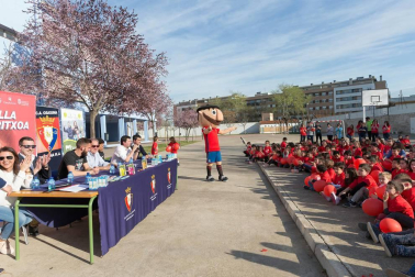 Los jugadores Roberto Torres y Antonio Otegui estuvieron con los alumnos del colegio Griseras y acudieron al centro cívico del barrio de Lourdes.