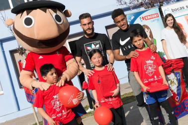 Los jugadores Roberto Torres y Antonio Otegui estuvieron con los alumnos del colegio Griseras y acudieron al centro cívico del barrio de Lourdes.