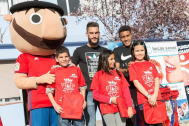 Los jugadores Roberto Torres y Antonio Otegui estuvieron con los alumnos del colegio Griseras y acudieron al centro cívico del barrio de Lourdes.