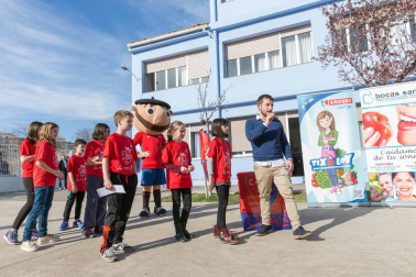 Los jugadores Roberto Torres y Antonio Otegui estuvieron con los alumnos del colegio Griseras y acudieron al centro cívico del barrio de Lourdes.