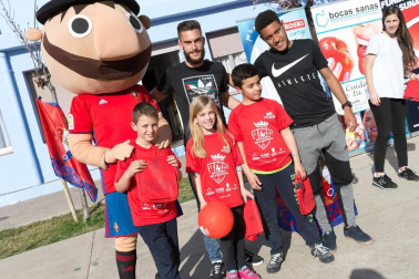 Los jugadores Roberto Torres y Antonio Otegui estuvieron con los alumnos del colegio Griseras y acudieron al centro cívico del barrio de Lourdes.
