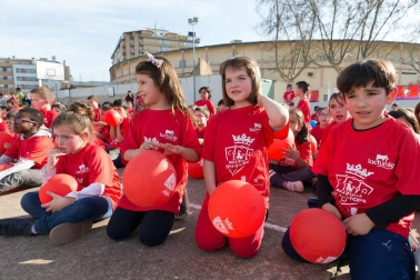 Los jugadores Roberto Torres y Antonio Otegui estuvieron con los alumnos del colegio Griseras y acudieron al centro cívico del barrio de Lourdes.