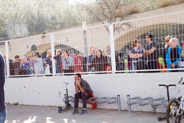 Los jugadores Roberto Torres y Antonio Otegui estuvieron con los alumnos del colegio Griseras y acudieron al centro cívico del barrio de Lourdes.