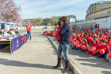 Los jugadores Roberto Torres y Antonio Otegui estuvieron con los alumnos del colegio Griseras y acudieron al centro cívico del barrio de Lourdes.
