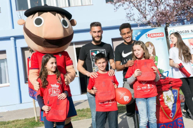 Los jugadores Roberto Torres y Antonio Otegui estuvieron con los alumnos del colegio Griseras y acudieron al centro cívico del barrio de Lourdes.