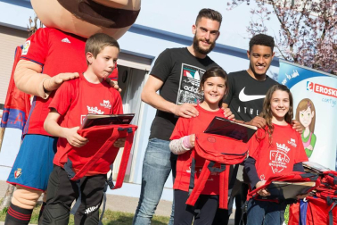 Los jugadores Roberto Torres y Antonio Otegui estuvieron con los alumnos del colegio Griseras y acudieron al centro cívico del barrio de Lourdes.