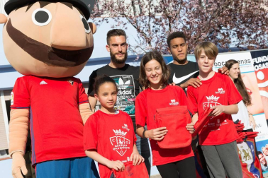 Los jugadores Roberto Torres y Antonio Otegui estuvieron con los alumnos del colegio Griseras y acudieron al centro cívico del barrio de Lourdes.