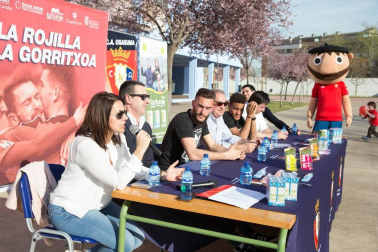 Los jugadores Roberto Torres y Antonio Otegui estuvieron con los alumnos del colegio Griseras y acudieron al centro cívico del barrio de Lourdes.