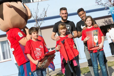 Los jugadores Roberto Torres y Antonio Otegui estuvieron con los alumnos del colegio Griseras y acudieron al centro cívico del barrio de Lourdes.