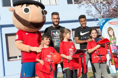 Los jugadores Roberto Torres y Antonio Otegui estuvieron con los alumnos del colegio Griseras y acudieron al centro cívico del barrio de Lourdes.