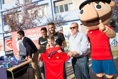 Los jugadores Roberto Torres y Antonio Otegui estuvieron con los alumnos del colegio Griseras y acudieron al centro cívico del barrio de Lourdes.