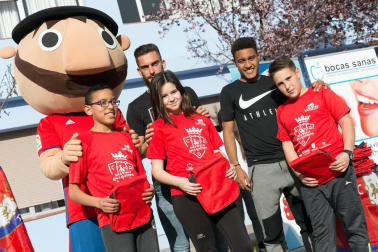 Los jugadores Roberto Torres y Antonio Otegui estuvieron con los alumnos del colegio Griseras y acudieron al centro cívico del barrio de Lourdes.