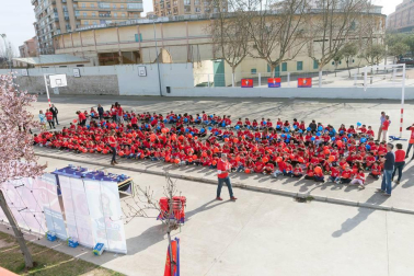 Los jugadores Roberto Torres y Antonio Otegui estuvieron con los alumnos del colegio Griseras y acudieron al centro cívico del barrio de Lourdes.