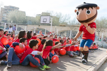 Los jugadores Roberto Torres y Antonio Otegui estuvieron con los alumnos del colegio Griseras y acudieron al centro cívico del barrio de Lourdes.