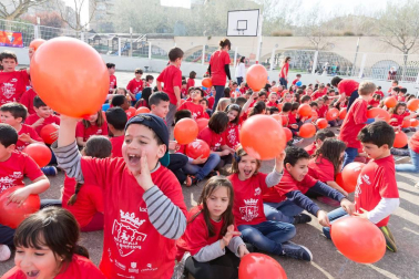 Los jugadores Roberto Torres y Antonio Otegui estuvieron con los alumnos del colegio Griseras y acudieron al centro cívico del barrio de Lourdes.