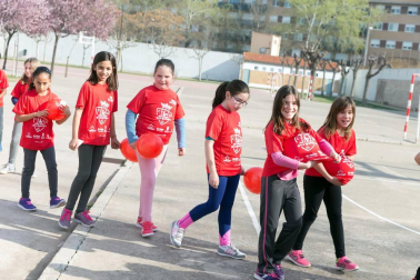 Los jugadores Roberto Torres y Antonio Otegui estuvieron con los alumnos del colegio Griseras y acudieron al centro cívico del barrio de Lourdes.