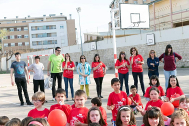 Los jugadores Roberto Torres y Antonio Otegui estuvieron con los alumnos del colegio Griseras y acudieron al centro cívico del barrio de Lourdes.