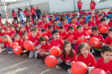 Los jugadores Roberto Torres y Antonio Otegui estuvieron con los alumnos del colegio Griseras y acudieron al centro cívico del barrio de Lourdes.