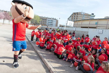 Los jugadores Roberto Torres y Antonio Otegui estuvieron con los alumnos del colegio Griseras y acudieron al centro cívico del barrio de Lourdes.