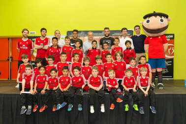 Los jugadores Roberto Torres y Antonio Otegui estuvieron con los alumnos del colegio Griseras y acudieron al centro cívico del barrio de Lourdes.
