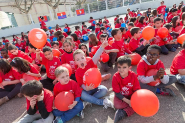 Los jugadores Roberto Torres y Antonio Otegui estuvieron con los alumnos del colegio Griseras y acudieron al centro cívico del barrio de Lourdes.
