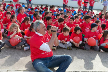 Los jugadores Roberto Torres y Antonio Otegui estuvieron con los alumnos del colegio Griseras y acudieron al centro cívico del barrio de Lourdes.