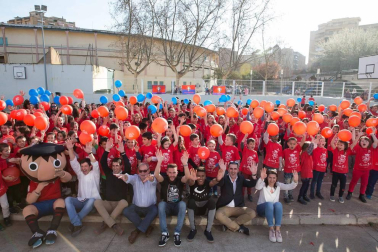 Los jugadores Roberto Torres y Antonio Otegui estuvieron con los alumnos del colegio Griseras y acudieron al centro cívico del barrio de Lourdes.