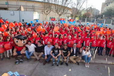 Los jugadores Roberto Torres y Antonio Otegui estuvieron con los alumnos del colegio Griseras y acudieron al centro cívico del barrio de Lourdes.