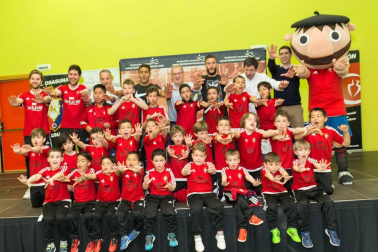 Los jugadores Roberto Torres y Antonio Otegui estuvieron con los alumnos del colegio Griseras y acudieron al centro cívico del barrio de Lourdes.