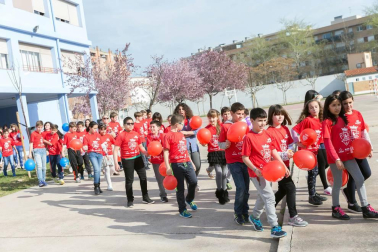 Los jugadores Roberto Torres y Antonio Otegui estuvieron con los alumnos del colegio Griseras y acudieron al centro cívico del barrio de Lourdes.