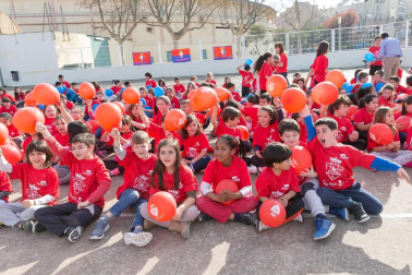 Los jugadores Roberto Torres y Antonio Otegui estuvieron con los alumnos del colegio Griseras y acudieron al centro cívico del barrio de Lourdes.