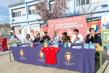 Los jugadores Roberto Torres y Antonio Otegui estuvieron con los alumnos del colegio Griseras y acudieron al centro cívico del barrio de Lourdes.