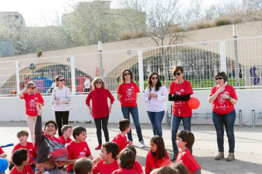 Los jugadores Roberto Torres y Antonio Otegui estuvieron con los alumnos del colegio Griseras y acudieron al centro cívico del barrio de Lourdes.