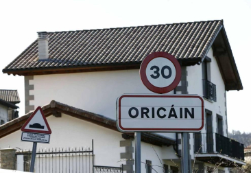 Fotografías de la población navarra origen del seísmo que se ha vivido este viernes por la mañana.