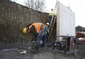 Fotografías de la población navarra origen del seísmo que se ha vivido este viernes por la mañana.