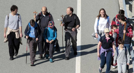 Los peregrinos caminaron hacia Javier con sol y buenas temperaturas