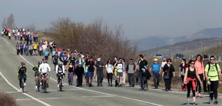 Los peregrinos caminaron hacia Javier con sol y buenas temperaturas