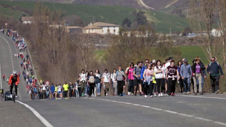 Los peregrinos caminaron hacia Javier con sol y buenas temperaturas