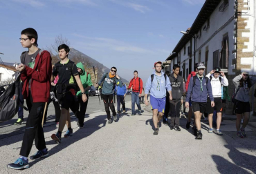 Los peregrinos caminaron hacia Javier con sol y buenas temperaturas
