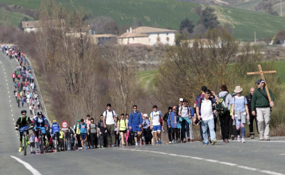 Los peregrinos caminaron hacia Javier con sol y buenas temperaturas