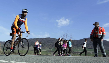 Los peregrinos caminaron hacia Javier con sol y buenas temperaturas