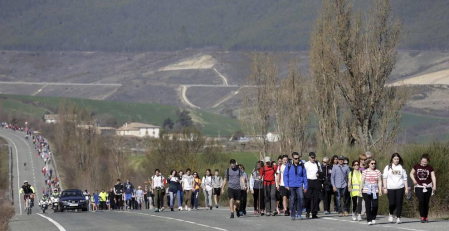 Los peregrinos caminaron hacia Javier con sol y buenas temperaturas