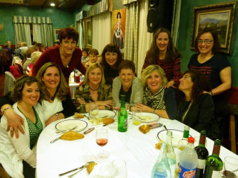 El dúo formado por Tefi de Paz y Alice dos Santos convirtió en una fiesta la cena organizada en el Beti Jai de Aoiz el 11 de marzo con motivo de la celebración del Día Internacional de la Mujer. Más de 150 personas disfrutaron de un menú en el que se alternaron los platos con las risas, gracias a las peripecias de las artistas y su 'Gramola el amor'.